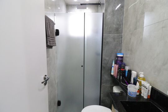 Banheiro de apartamento à venda com 2 quartos, 42m² em Usina Piratininga, São Paulo