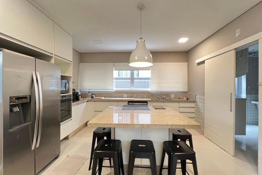 Cozinha de casa de condomínio à venda com 4 quartos, 400m² em Centro Comercial Jubran, Barueri