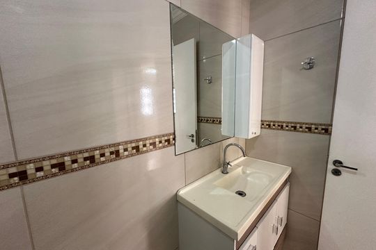 Banheiro de apartamento à venda com 2 quartos, 53m² em Vila Iracema, Barueri