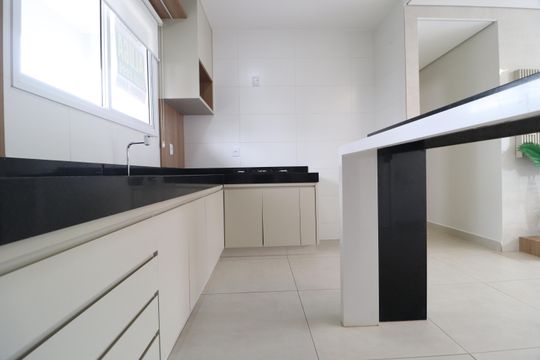 Cozinha de apartamento para alugar com 3 quartos, 89m² em Santa Mônica, Uberlândia