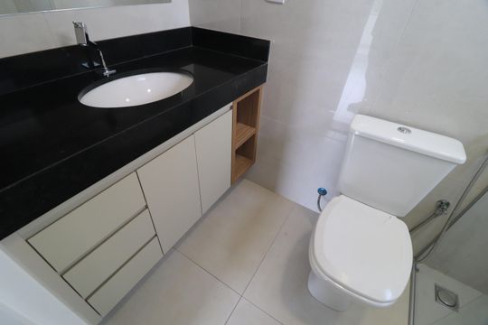 Banheiro do Quarto 3 de apartamento para alugar com 3 quartos, 89m² em Santa Mônica, Uberlândia