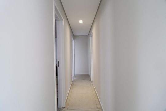 Corredor de apartamento para alugar com 3 quartos, 89m² em Santa Mônica, Uberlândia