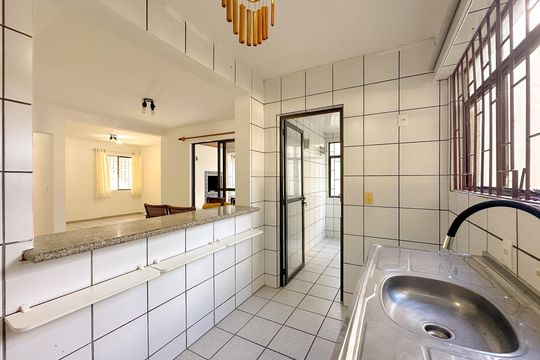 Cozinha de apartamento para alugar com 3 quartos, 99m² em Canasvieiras, Florianópolis