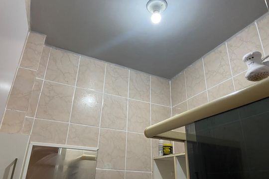 Banheiro de casa de condomínio para alugar com 2 quartos, 42m² em Bancários, Rio de Janeiro