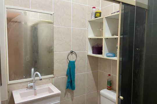 Banheiro de casa de condomínio para alugar com 2 quartos, 42m² em Bancários, Rio de Janeiro