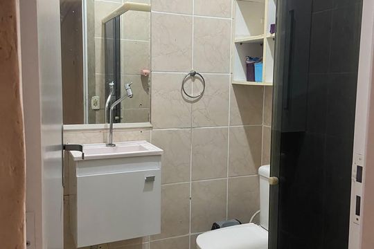 Banheiro de casa de condomínio para alugar com 2 quartos, 42m² em Bancários, Rio de Janeiro