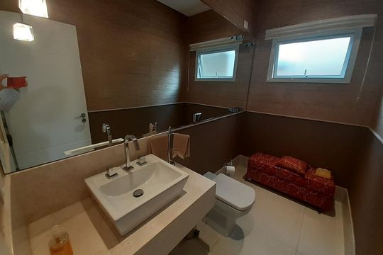 Banheiro de casa de condomínio à venda com 4 quartos, 410m² em Jardim Recanto, Valinhos