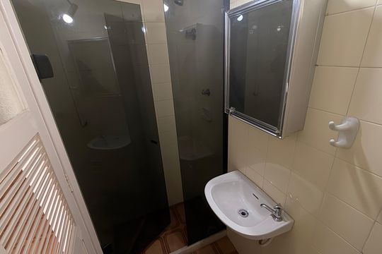 Banheiro de Serviço de apartamento para alugar com 2 quartos, 100m² em Centro, Petrópolis