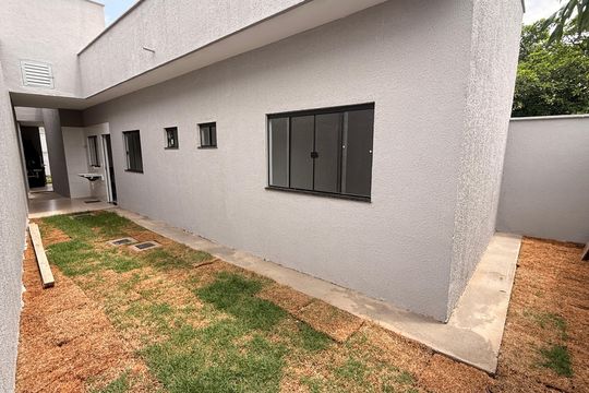 Quintal de casa à venda com 2 quartos, 82m² em Loteamento Solar Santa Rita, Goiânia