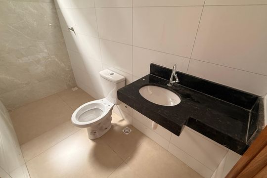 Banheiro da Suíte de casa à venda com 2 quartos, 82m² em Loteamento Solar Santa Rita, Goiânia