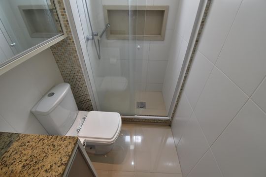 Banheiro 2 de apartamento à venda com 3 quartos, 79m² em Portão, Curitiba