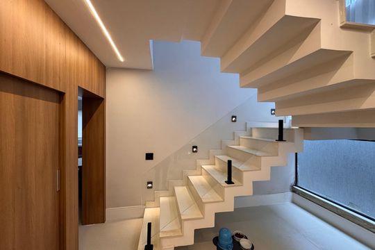 Sala de casa de condomínio para alugar com 4 quartos, 280m² em Vargem Grande, Rio de Janeiro