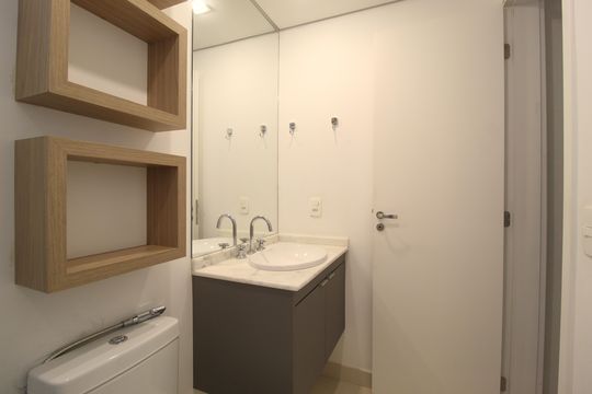 Banheiro de apartamento para alugar com 1 quarto, 45m² em Indianópolis, São Paulo