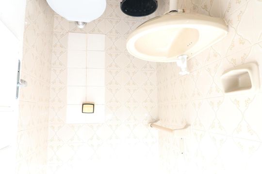 Banheiro social 3 de casa de condomínio à venda com 10 quartos, 747m² em Jardim Guanabara, Rio de Janeiro