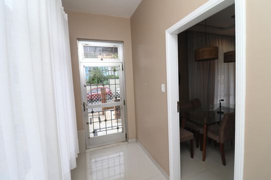 Hall de entrada de casa de condomínio à venda com 10 quartos, 747m² em Jardim Guanabara, Rio de Janeiro