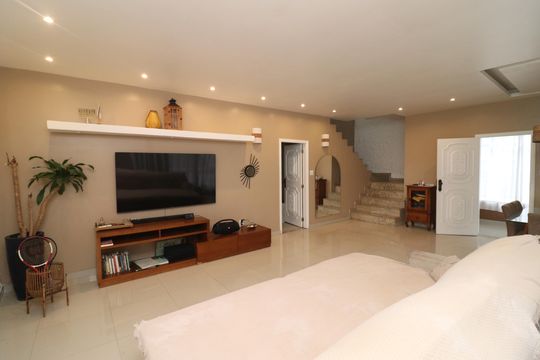 Casa de Condomínio à venda com 10 quartos, 747m² em Jardim Guanabara, Rio de Janeiro