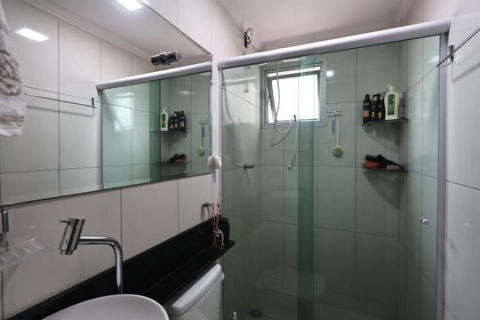 Banheiro  de apartamento à venda com 2 quartos, 50m² em Vila Palmares, Santo André