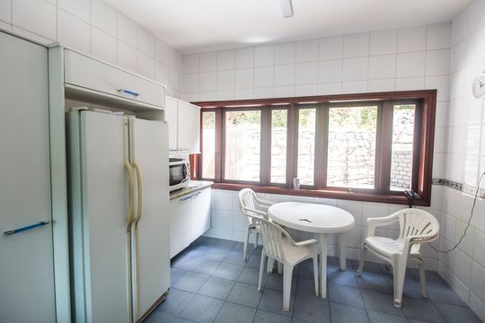 Cozinha de casa de condomínio para alugar com 5 quartos, 394m² em Residencial Tambore, Barueri