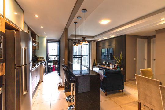 Sala/Cozinha de apartamento à venda com 2 quartos, 69m² em Água Verde, Curitiba