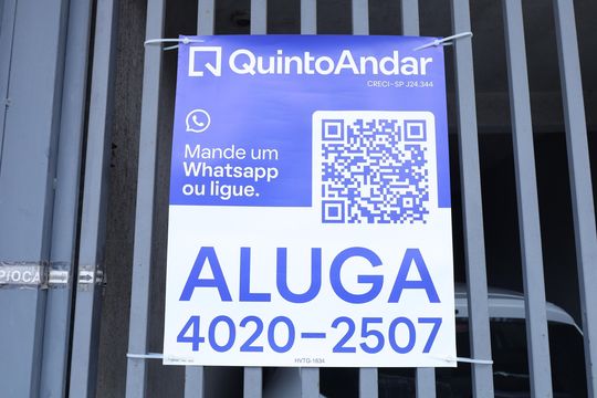 Placa GRANDE instalada no portão do imóvel, dia 17.10.2026 - Código da placa: HVTG-1634 de casa para alugar com 1 quarto, 55m² em Jardim Helena, São Paulo
