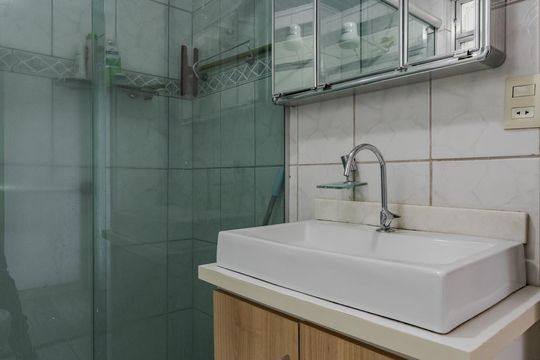 Banheiro de apartamento para alugar com 2 quartos, 110m² em Floresta, Porto Alegre
