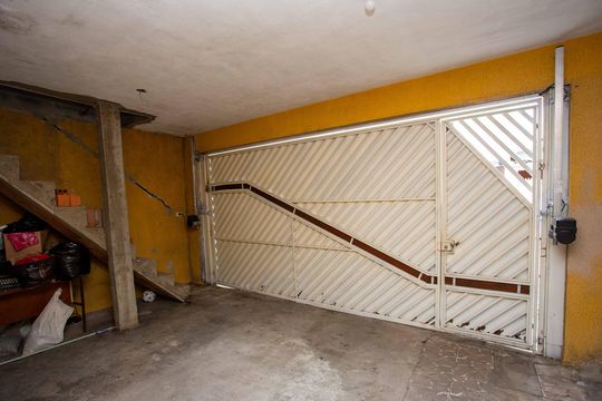 Garagem de casa à venda com 6 quartos, 230m² em Taboão, Diadema