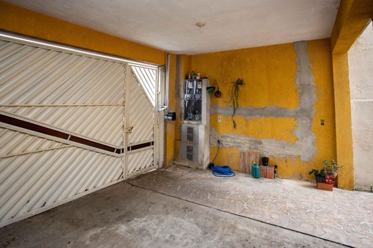 Garagem de casa à venda com 6 quartos, 230m² em Taboão, Diadema