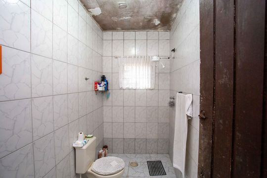 Banheiro Casa 1 de casa à venda com 6 quartos, 230m² em Taboão, Diadema