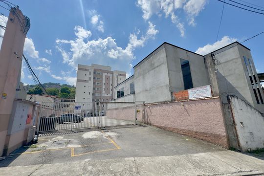 Placa instalada na fachada do imóvel  de apartamento para alugar com 2 quartos, 49m² em Parque Primavera, Guarulhos
