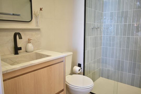 Banheiro de kitnet/studio para alugar com 0 quarto, 26m² em Vila Clementino, São Paulo
