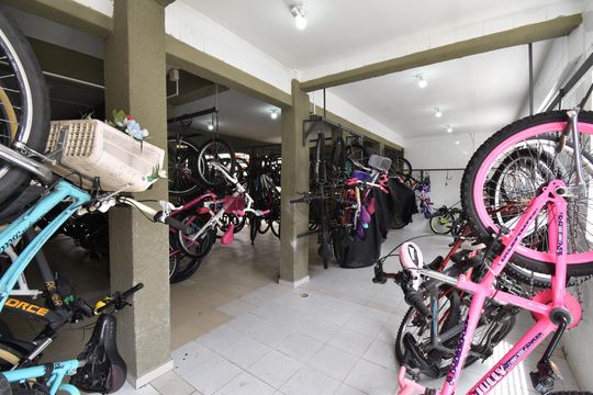 Área comum - Bicicletário de apartamento para alugar com 3 quartos, 53m² em Fazendinha, Curitiba