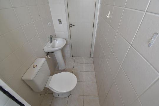 Banheiro de apartamento para alugar com 3 quartos, 53m² em Fazendinha, Curitiba