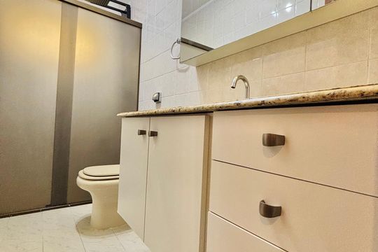 Banheiro 2 de casa de condomínio para alugar com 5 quartos, 394m² em Alphaville, Santana de Parnaíba