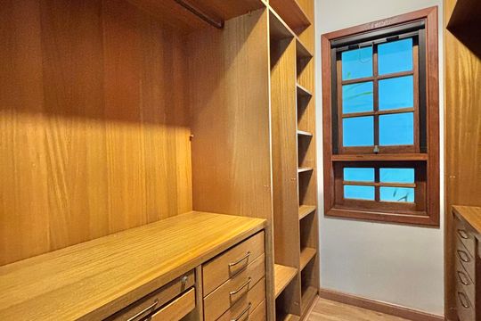 Closet da suíte 1 de casa de condomínio para alugar com 5 quartos, 394m² em Alphaville, Santana de Parnaíba