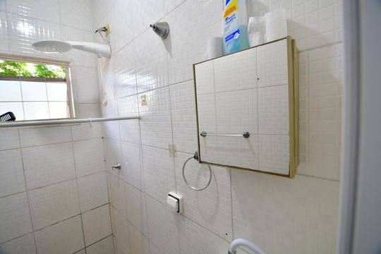 Banheiro de kitnet/studio para alugar com 1 quarto, 30m² em Cidade Universitária, Campinas