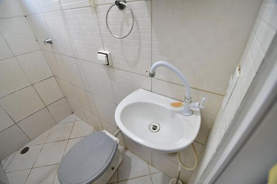 Banheiro de kitnet/studio para alugar com 1 quarto, 30m² em Cidade Universitária, Campinas