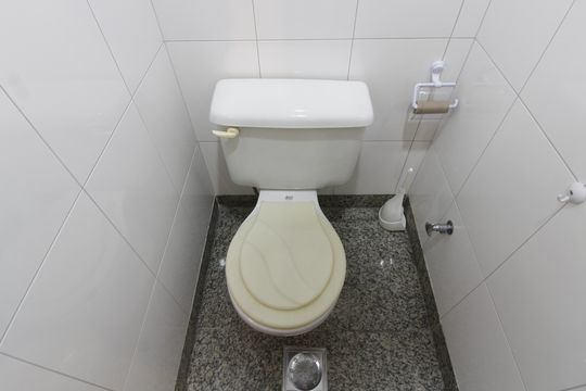 Banheiro de serviço de apartamento para alugar com 3 quartos, 100m² em Braga, Cabo Frio