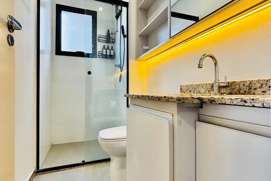 Banheiro de apartamento para alugar com 1 quarto, 47m² em Empresarial 18 do Forte, Barueri