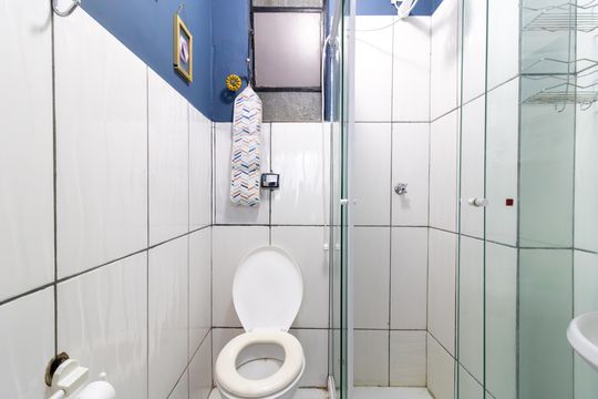Banheiro de kitnet/studio para alugar com 1 quarto, 21m² em Centro Histórico, Porto Alegre