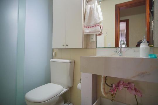 Banheiro Corredor de apartamento à venda com 2 quartos, 60m² em São Sebastião, Porto Alegre