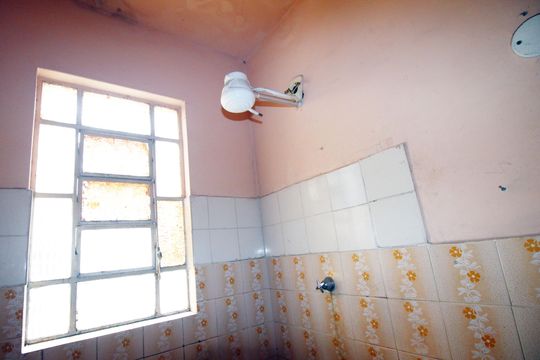 Banheiro de casa para alugar com 2 quartos, 60m² em Ramos, Rio de Janeiro