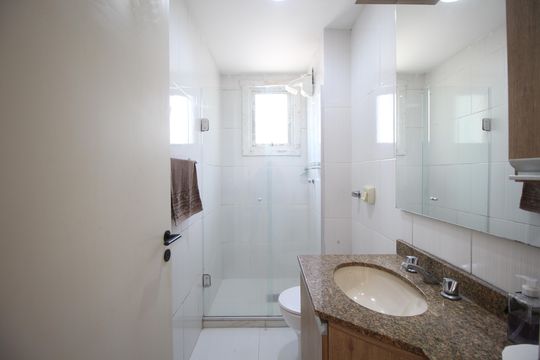 Banheiro de apartamento para alugar com 1 quarto, 66m² em Jardim do Salso, Porto Alegre