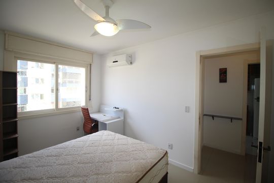 Quarto 1 de apartamento para alugar com 1 quarto, 66m² em Jardim do Salso, Porto Alegre