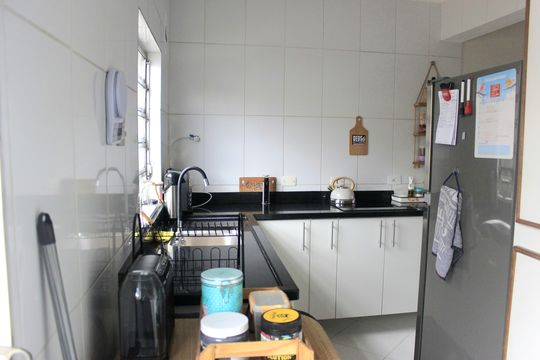 Cozinha e lavanderia  de apartamento à venda com 2 quartos, 77m² em Jardim Flor da Montanha, Guarulhos
