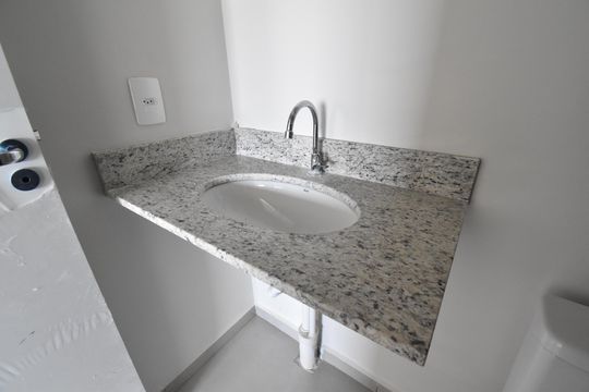 Banheiro da Suíte de apartamento para alugar com 2 quartos, 53m² em Hauer, Curitiba