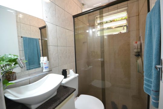 Banheiro de apartamento à venda com 2 quartos, 56m² em Parque Ipe, São Paulo
