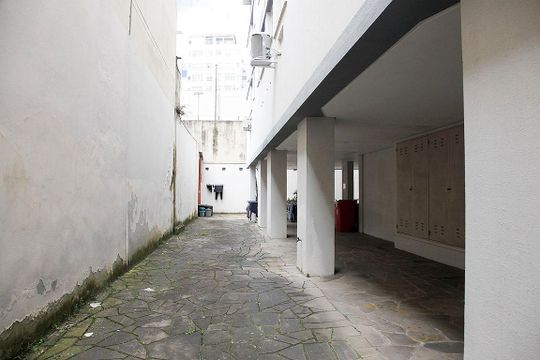 Área Comum - Garagem (vagas do condomínio - disponíveis para locação) de apartamento à venda com 1 quarto, 38m² em Independência, Porto Alegre