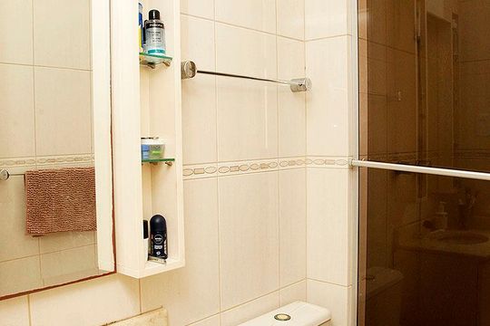 Banheiro de apartamento à venda com 1 quarto, 38m² em Independência, Porto Alegre