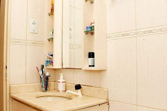 Banheiro de apartamento à venda com 1 quarto, 38m² em Independência, Porto Alegre