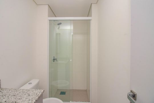 Banheiro de kitnet/studio para alugar com 1 quarto, 35m² em Moinhos de Vento, Porto Alegre